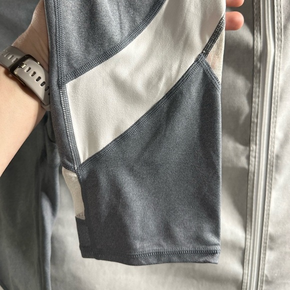 Athleta Women's Colorblock Mesh Salutation Capri Legging Cobblestone‎ Gray sz M - Picture 3 of 6